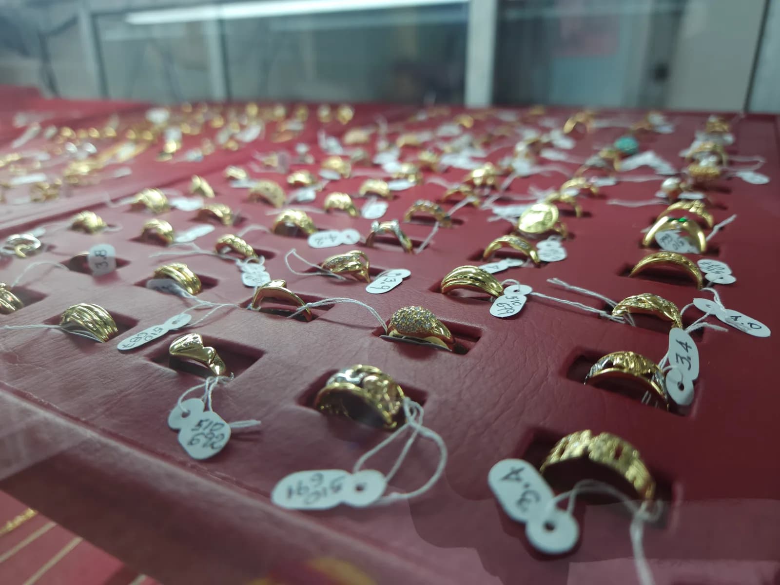 Detalle de anillos en una vitrina de Joyería 7ª Avenida