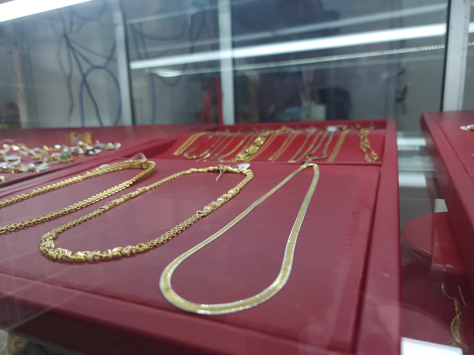 Cadenas exhibidas en la vitrina de Joyería 7ª Avenida