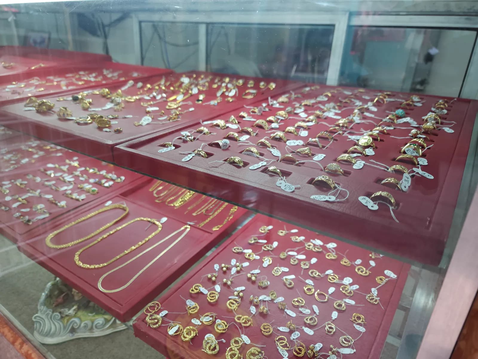 Vitrina de joyería con anillos y cadenas en Joyería 7ª Avenida