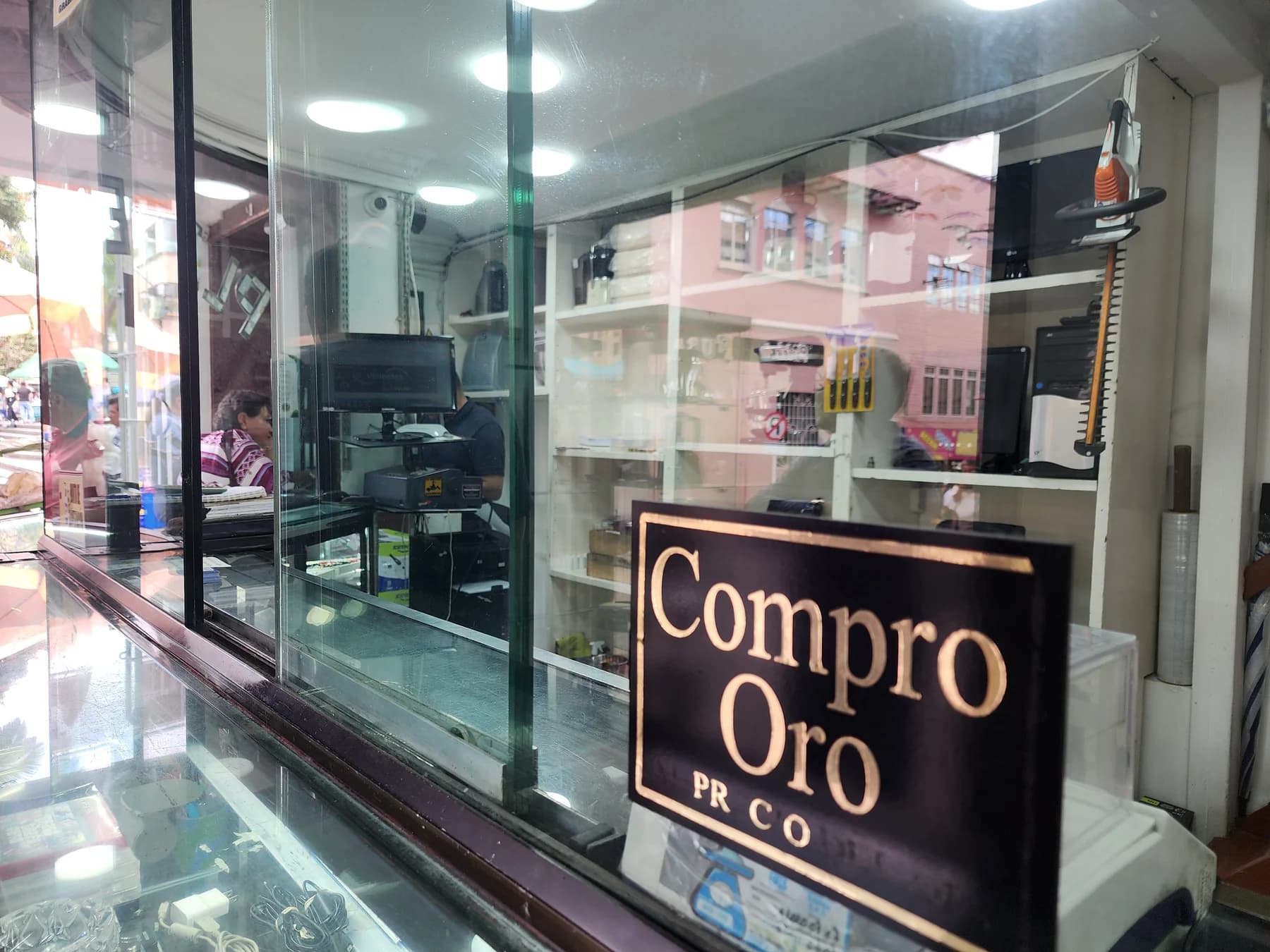 Mostrador de compra de oro dentro de Casa Comercial El Parque