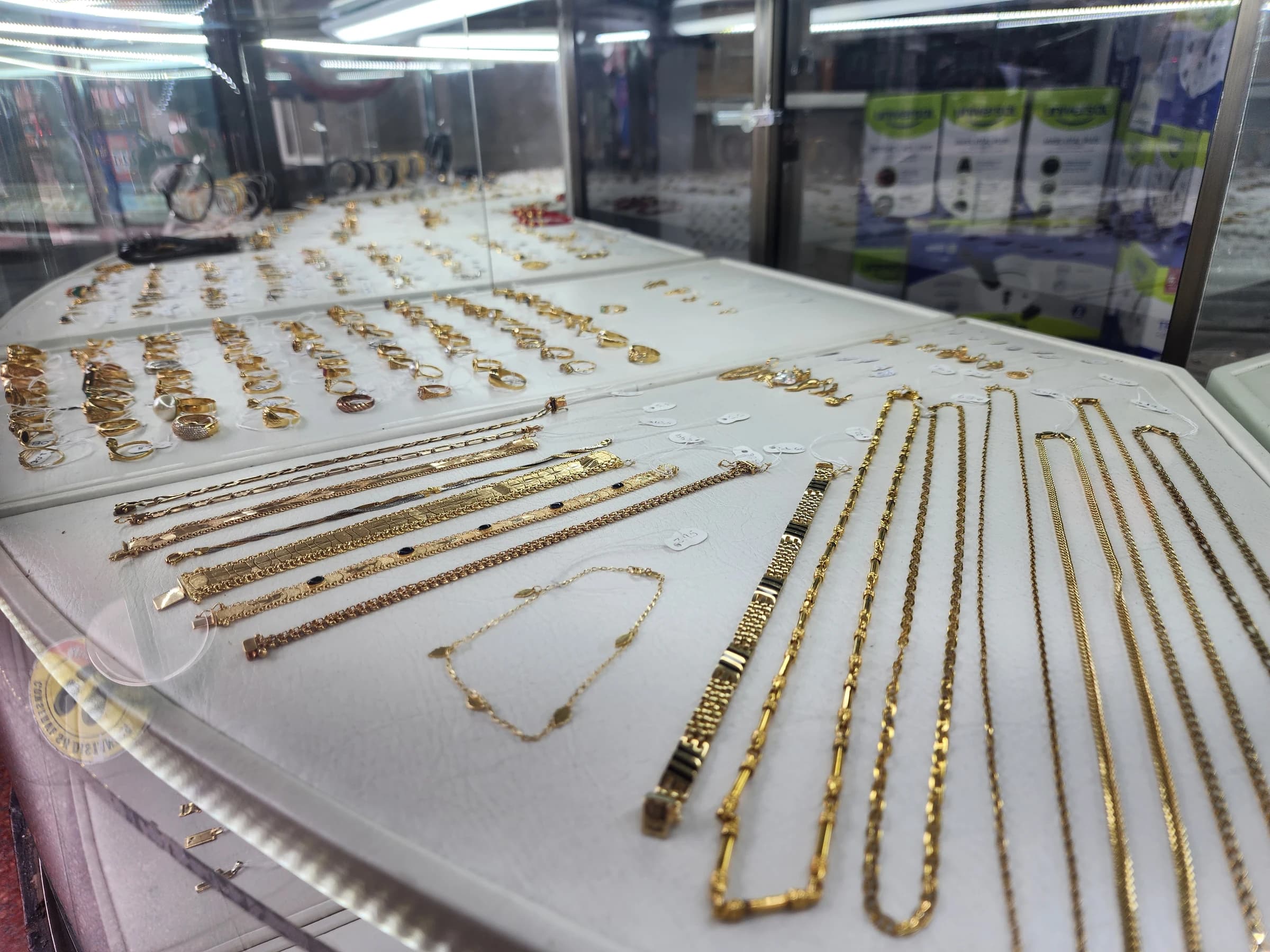 Vitrina de joyería con cadenas y piezas exhibidas en Casa Comercial El Parque