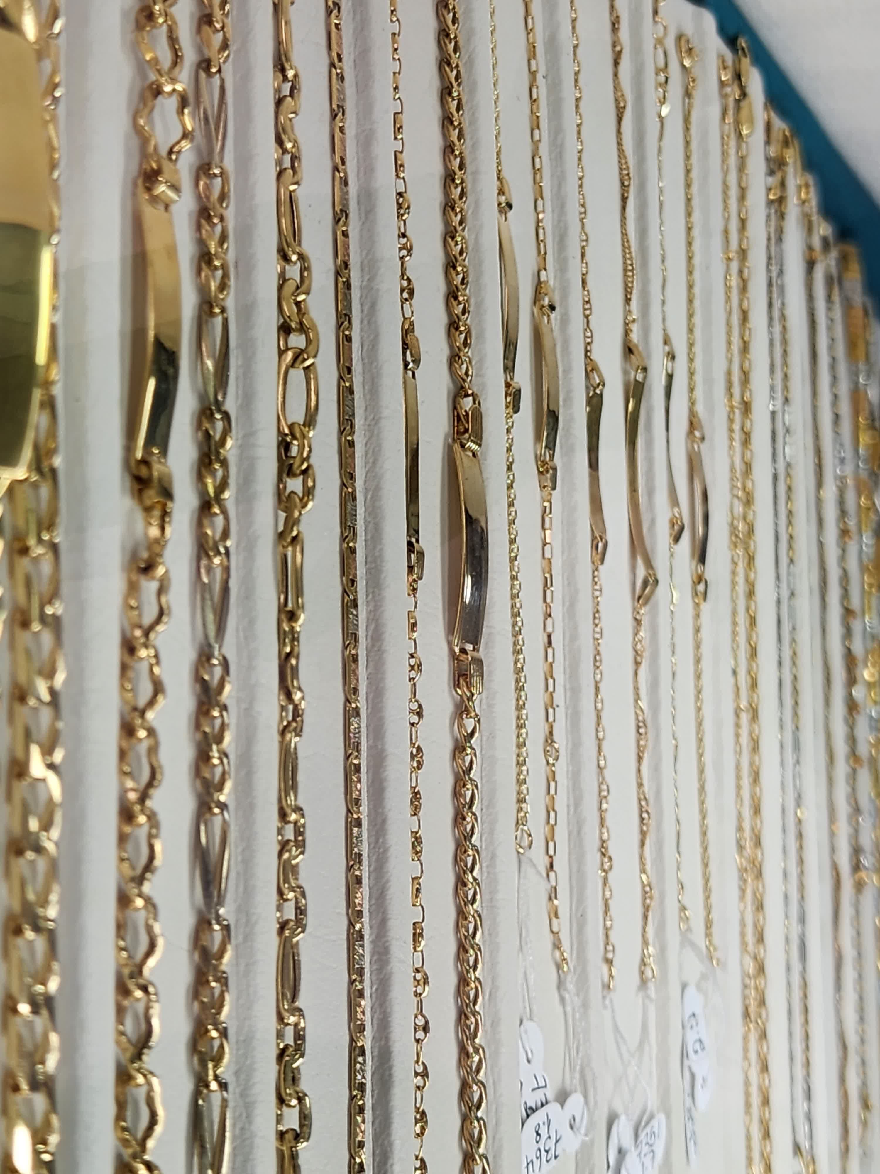 Cadenas de joyería exhibidas en Piel Roja