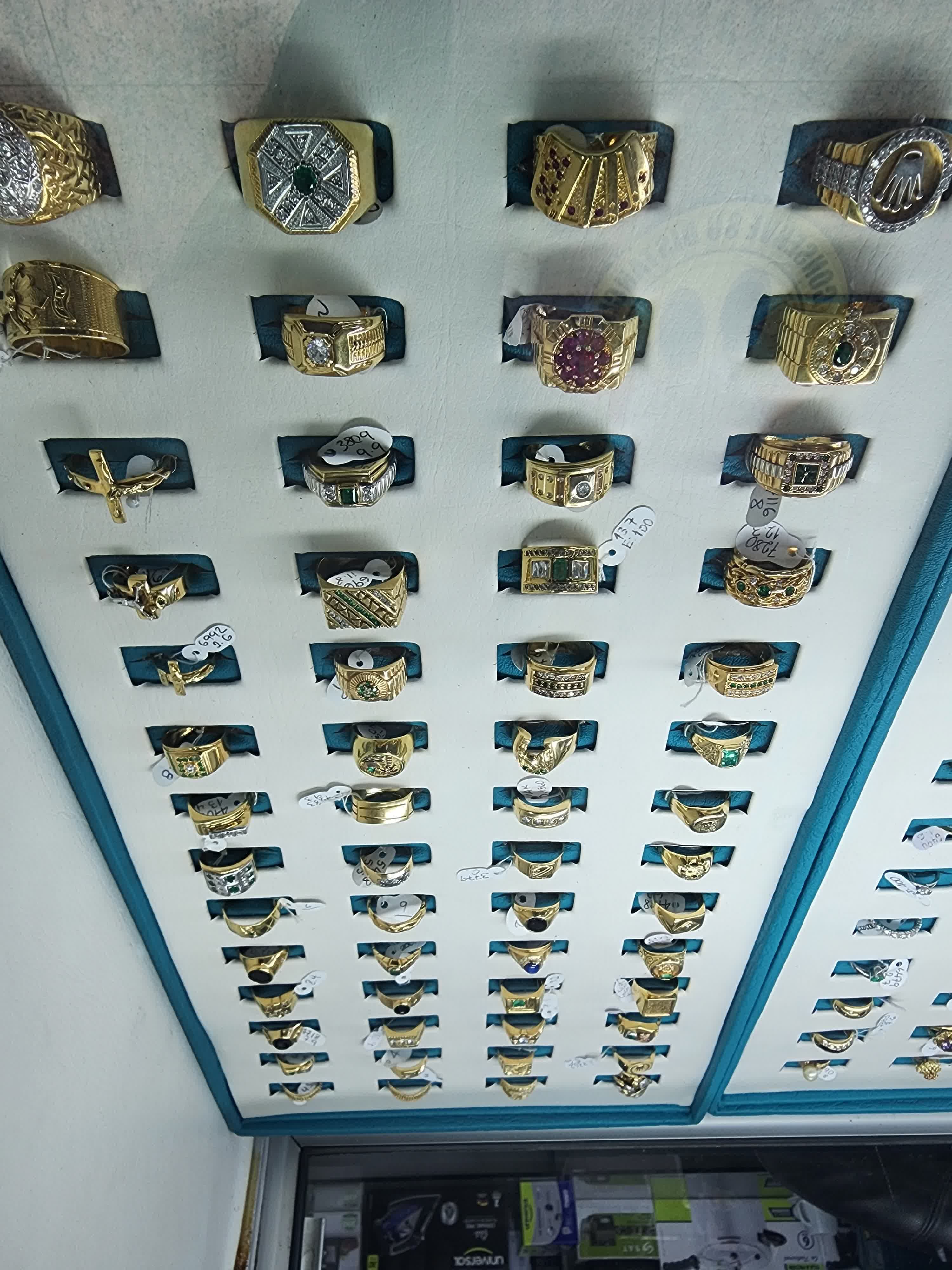 Selección vertical de anillos exhibidos en Piel Roja