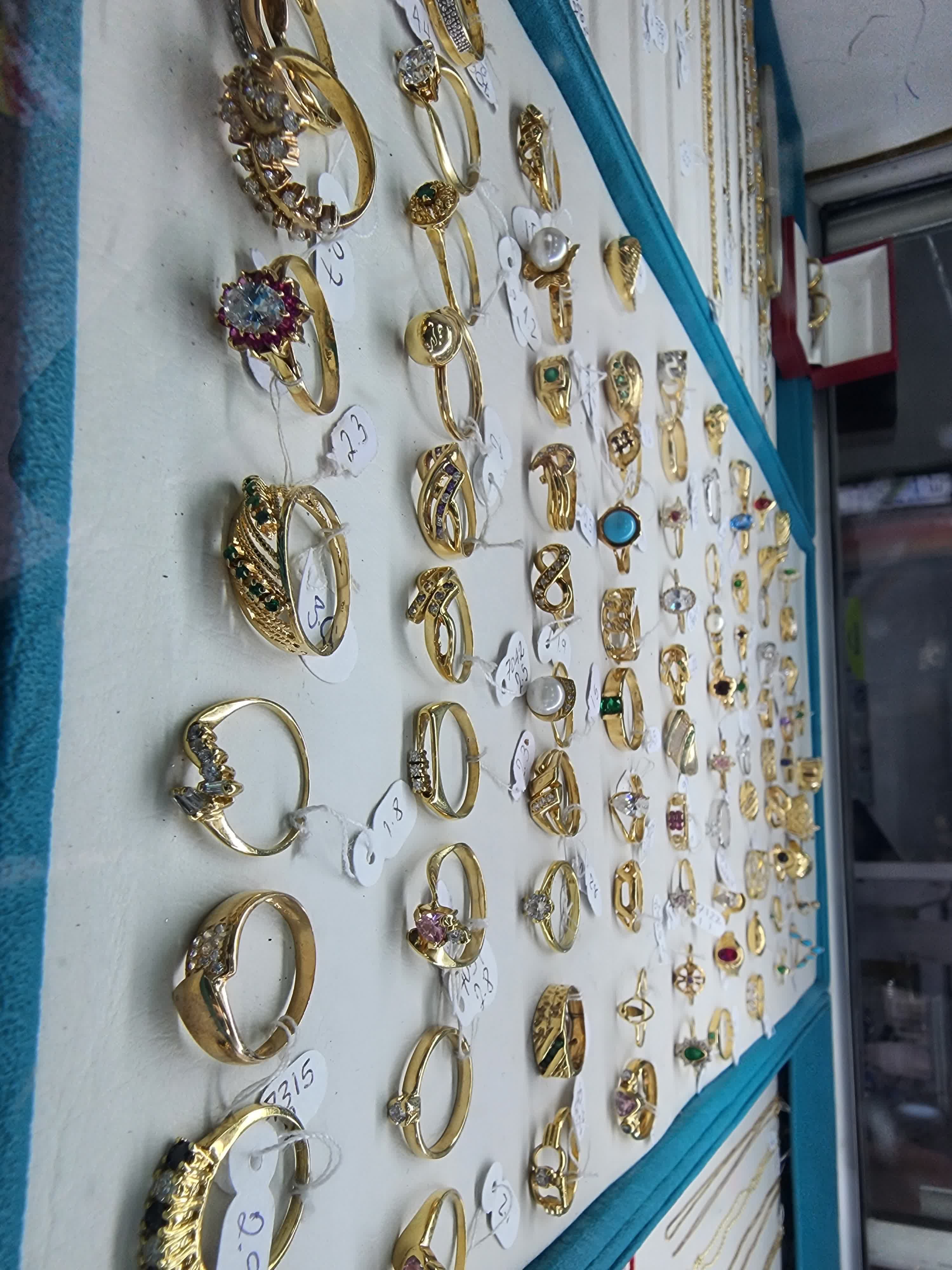 Anillos de joyería exhibidos en Piel Roja