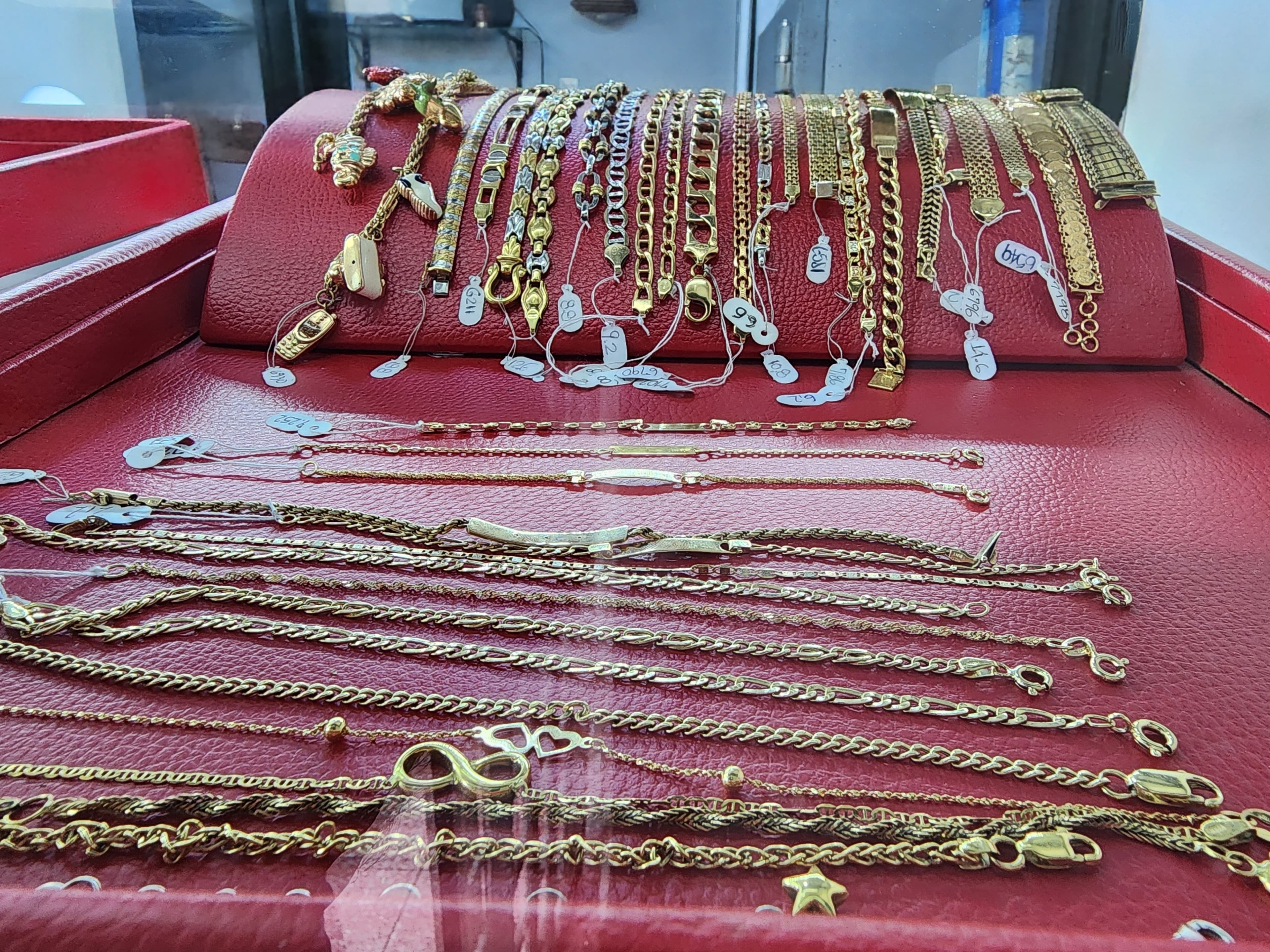 Cadenas y aretes de orfebrería en exhibición en Suizos