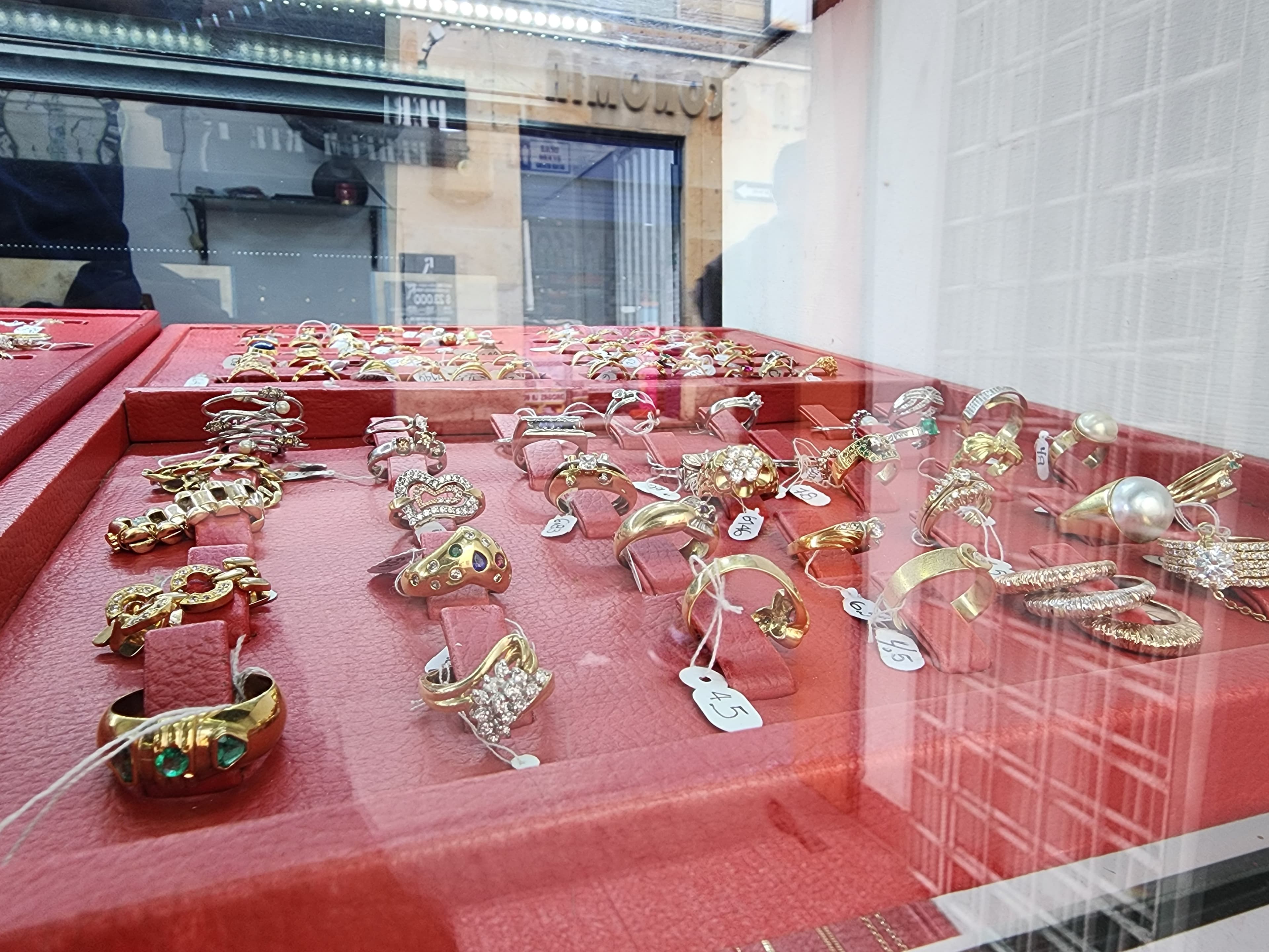 Dijes, medallas y cruces en oro trabajadas en el taller de Suizos