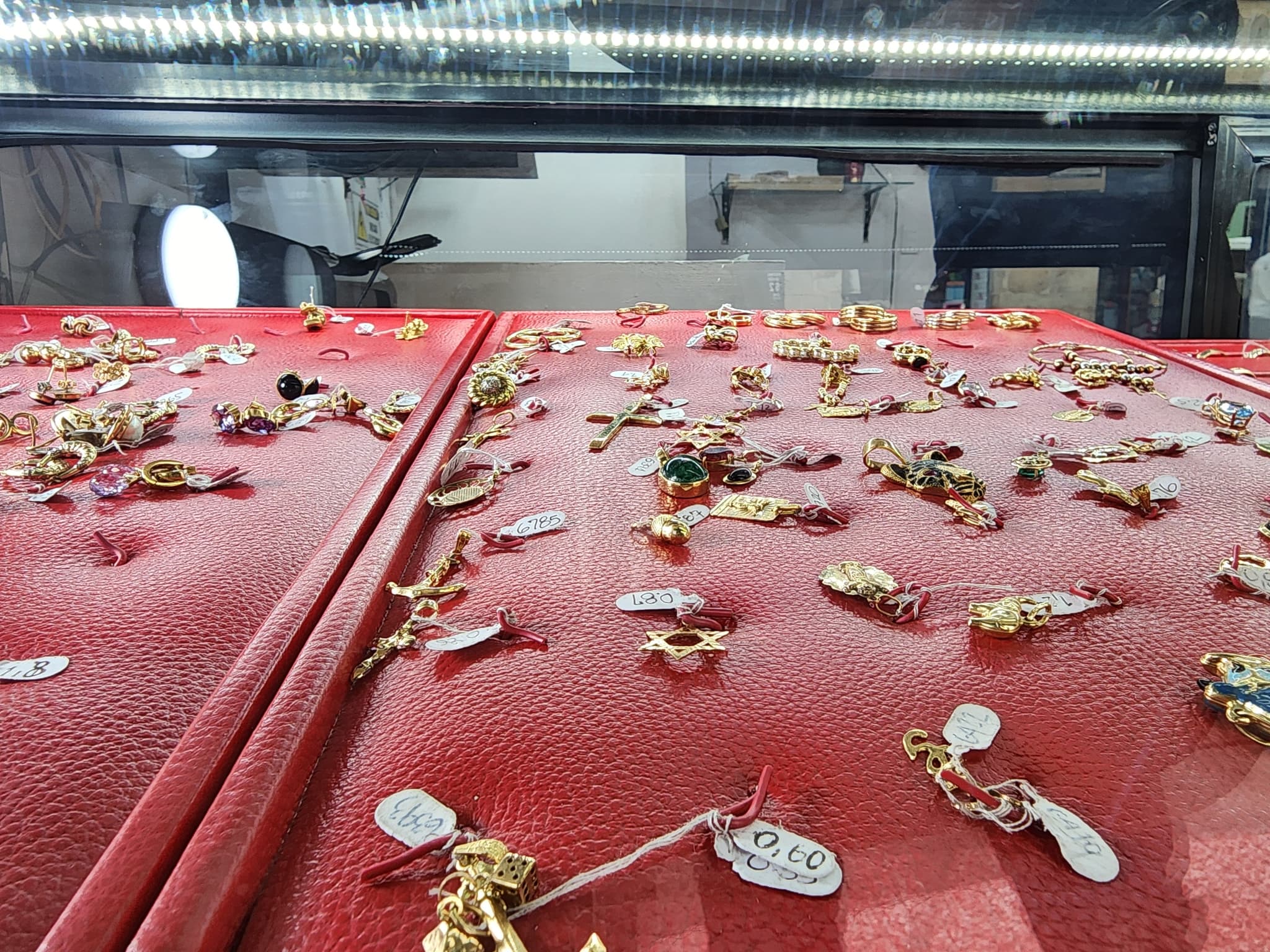 Argollas y sortijas trabajadas en oro de 18k en Suizos